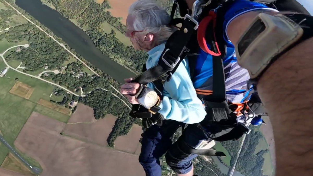 104岁芝加哥妇女创下跳伞纪录后仅一周即去世