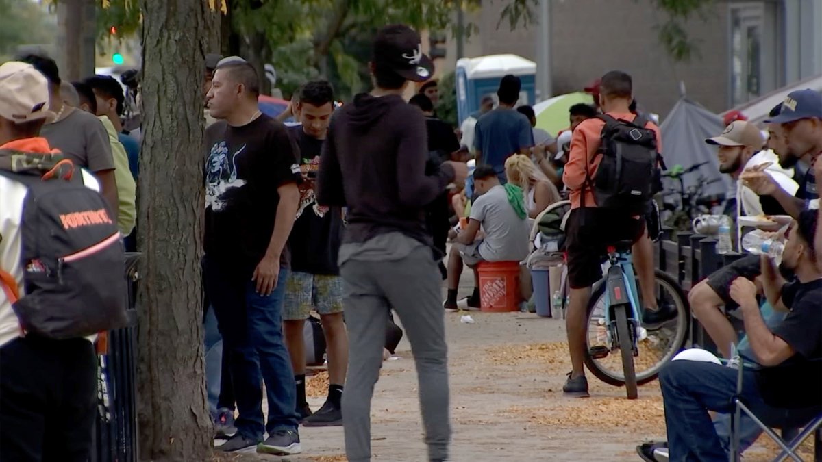 Volunteers Providing Medical Care To Migrants Staying At Chicago Police Stations Nbc Chicago 5225