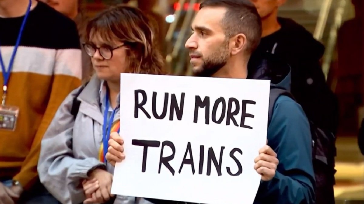 抗议者要求CTA领导层对铁路和公交服务及可靠性负责