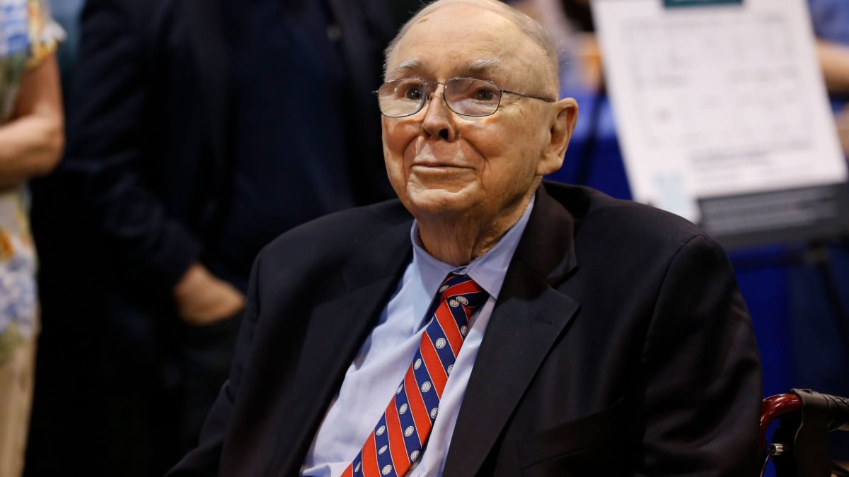 Charlie Munger, investing genius and Warren Buffett's right-hand man, dies at age 99 - Vimarsana News