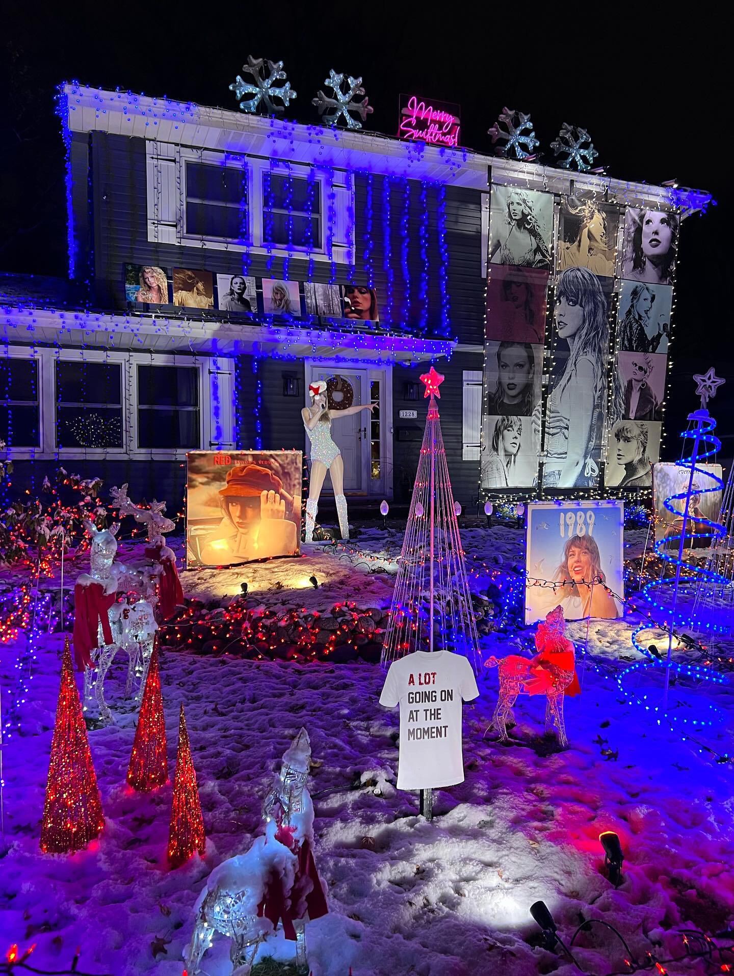 Taylor Swift Christmas decorations? Illinois family home must-see