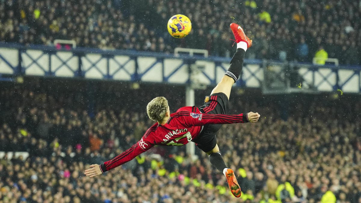 Manchester United's Alejandro Garnacho scores sensational overhead kick vs. Everton