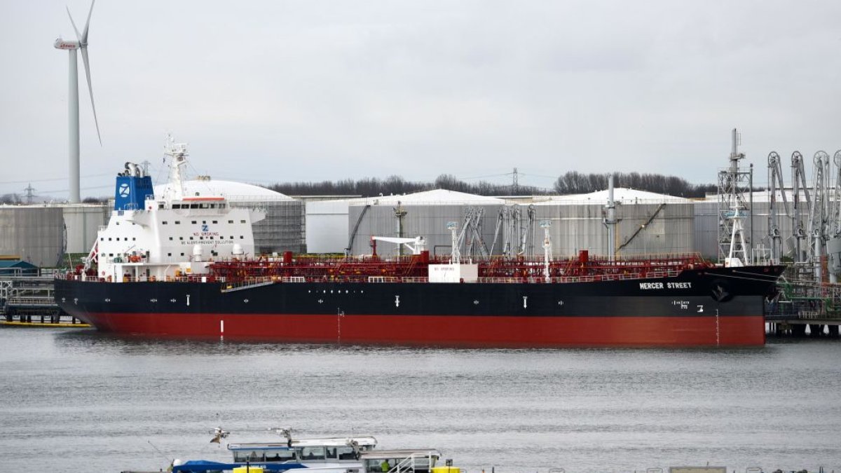 Yemen's Houthi rebels blamed for seizure of Israeli-linked tanker; US Navy captures hijackers – NBC Chicago - Vimarsana News