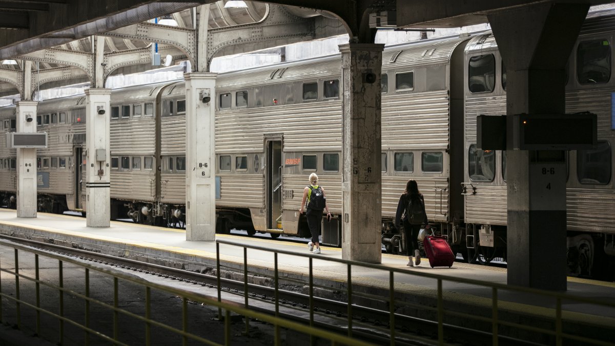 芝加哥进出的BNSF Metra火车因"冻结"的开关而遭遇严重延误