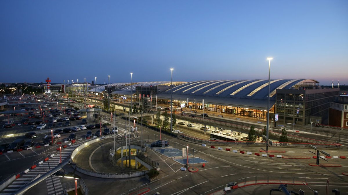 Airport in Hamburg, Germany closed after armed man breaches security gates – NBC Chicago - Vimarsana News
