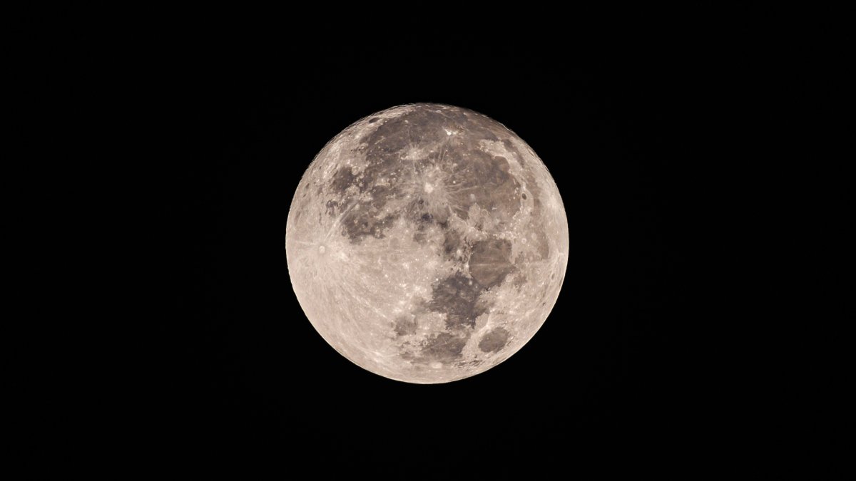 本月的“海狸月亮”何时出现在天空中