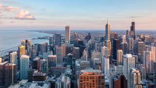 A view of Chicago’s skyline at sunset from the 94th floor of the John Hancock Observatory.Juli 2013