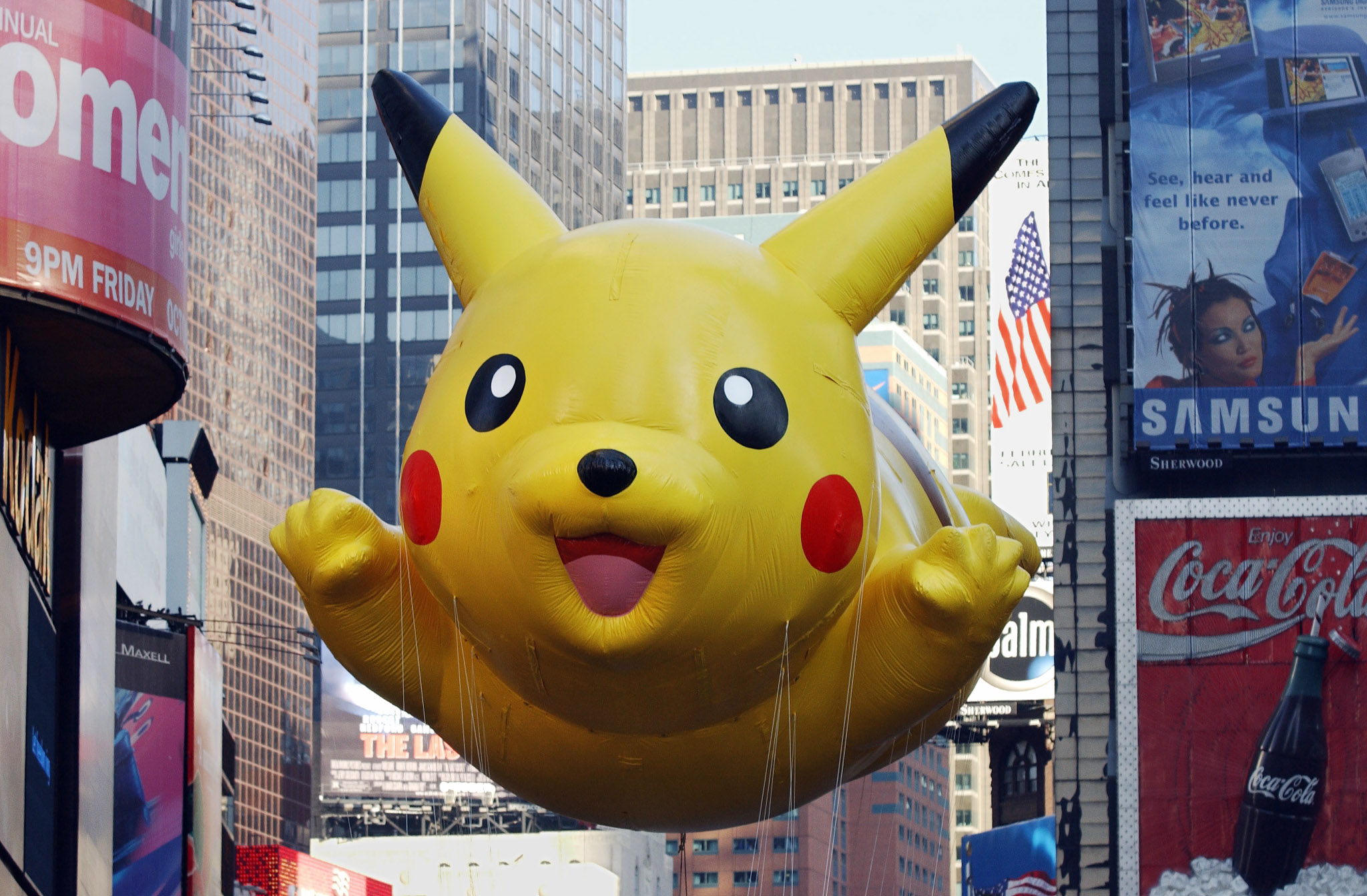 The “Pikachu” balloon sponsored by The Pokemon Company floats down Broadway during the 75th Macy’s Thanksgiving Day Parade 22 November 2001 in New York. (Photo credit should read STAN HONDA/AFP via Getty Images)