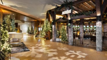 this chicago hotel transformed its lobby into a ski lodge for the holidays