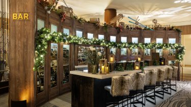 this chicago hotel transformed its lobby into a ski lodge for the holidays
