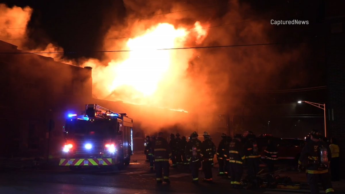 罗根广场仓库发生大火，一夜之间火势蔓延，火焰和黑烟冲天而起