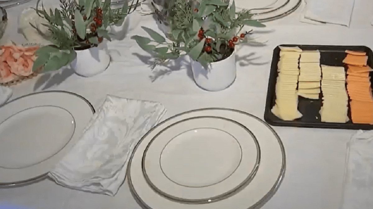 Oak Park family opens their home to migrants for Thanksgiving meal Oak Park family opens their home to migrants for Thanksgiving meal