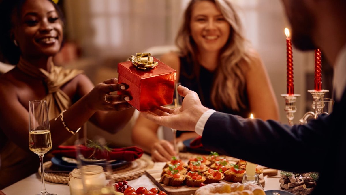'You don't have to lie' when you receive a bad gift, says etiquette expert. Here's what to do – NBC Chicago - Vimarsana News
