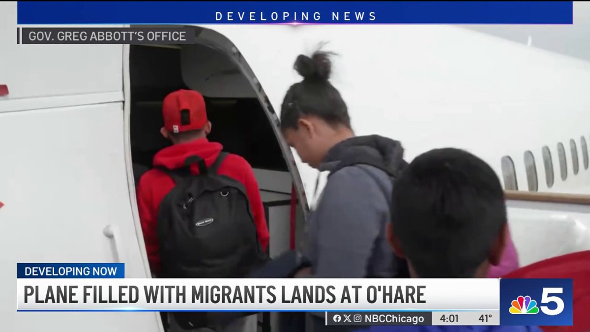 Plane carrying migrants from Texas arrives at Chicago’s O’Hare Airport ...