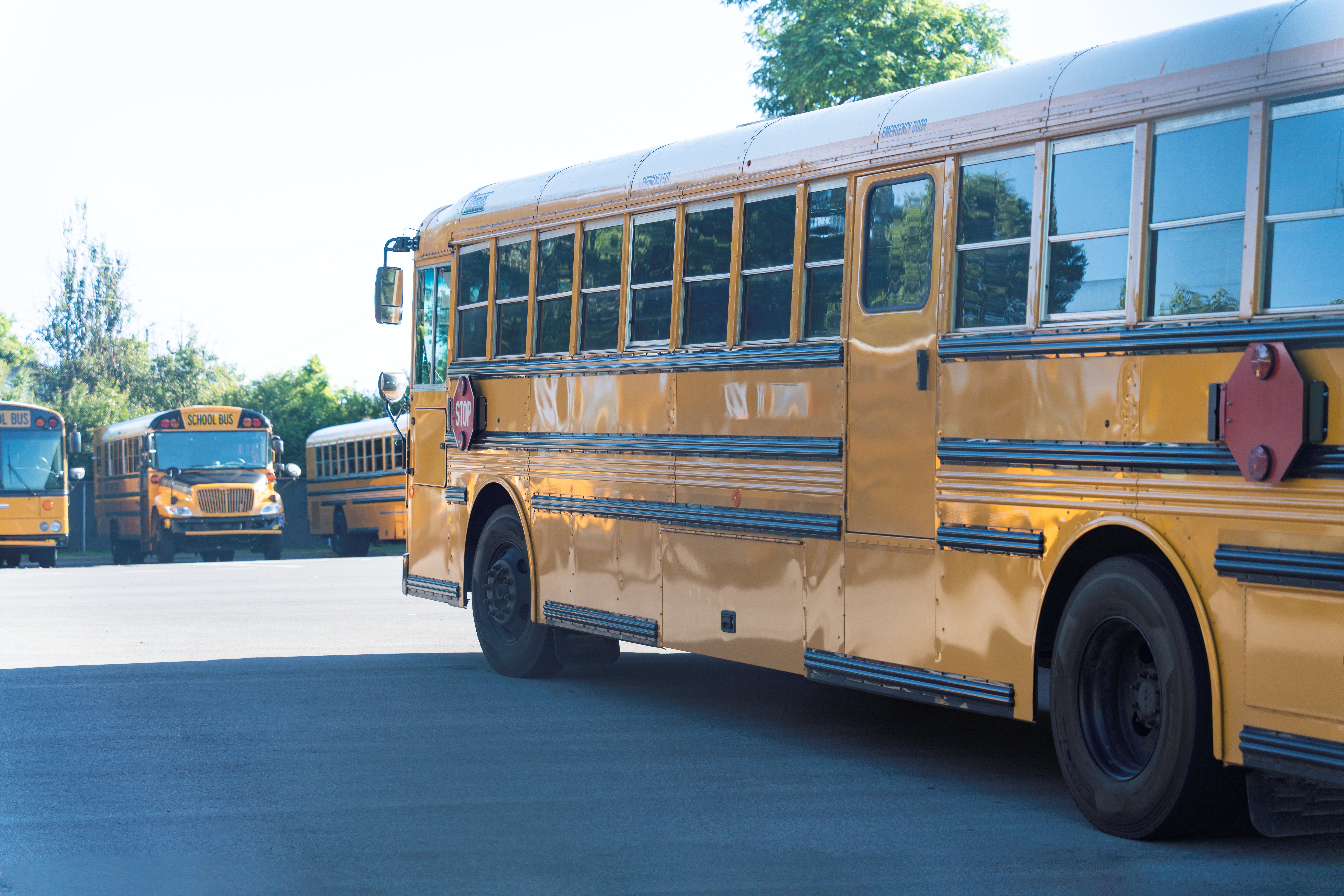 High school students lift car to free mom and her 2-year-old son pinned underneath - Vimarsana News