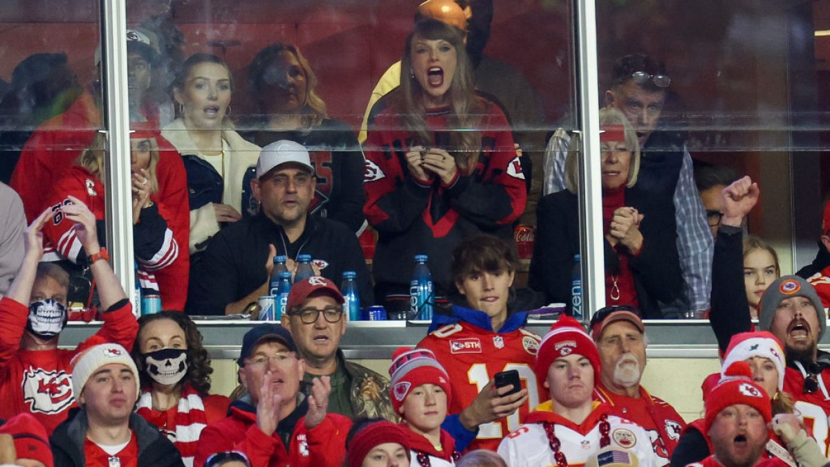 Taylor Swift kisses Travis Kelce's cheek in new Instagram pic – NBC Chicago - Vimarsana News