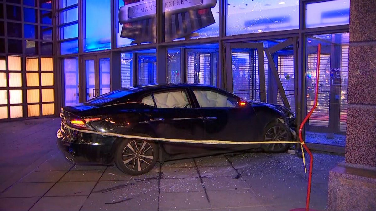 小汽车猛撞密歇根大街的Neiman Marcus百货商店：未遂入室抢劫：芝加哥警方