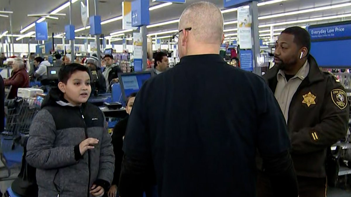 Chicago Area Child Moves Officers As He Spends Holiday Giveaway Buying   Image 2023 12 21T174131.351 