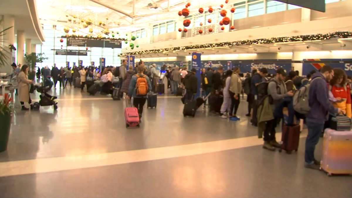 芝加哥机场取消数十个航班，由于大雾，中途离境的航班被搁置