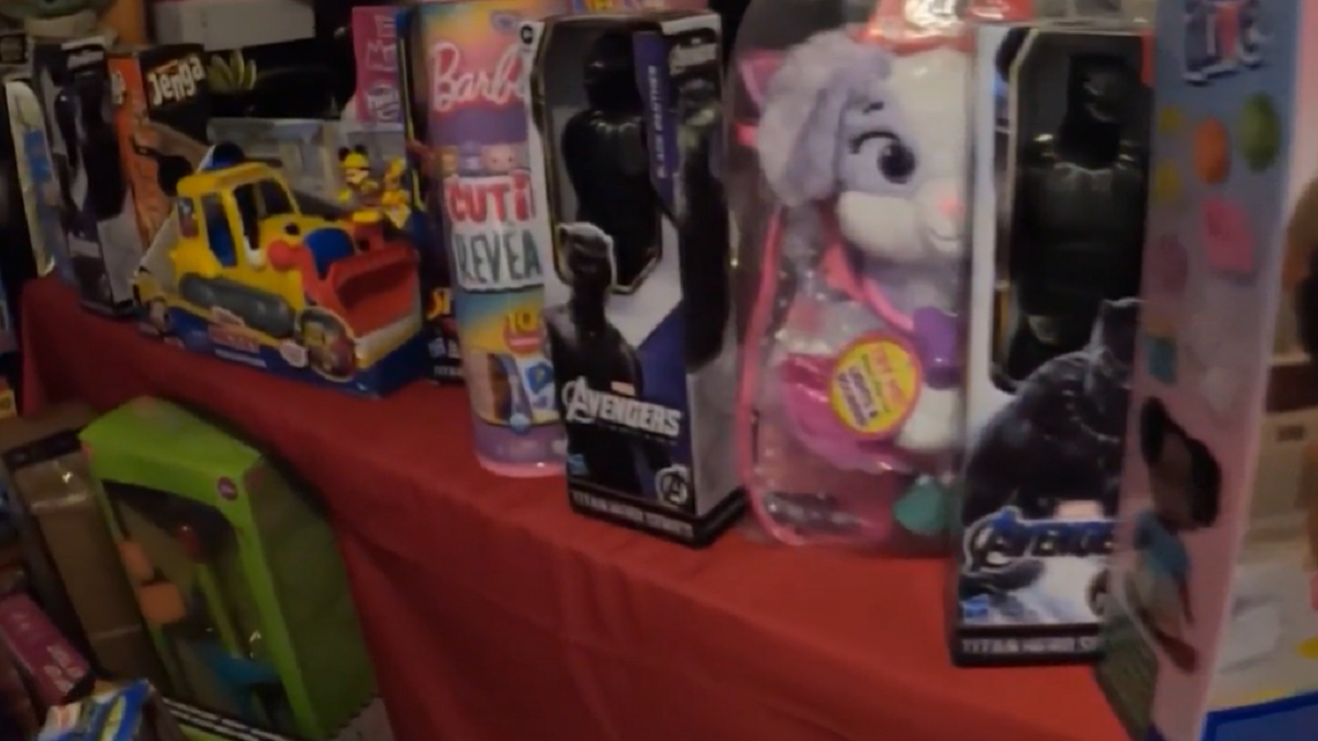 芝加哥女子以收集来自世界各地的玩具捐赠来纪念她已故的儿子，并帮助孩子们过一个快乐的圣诞节