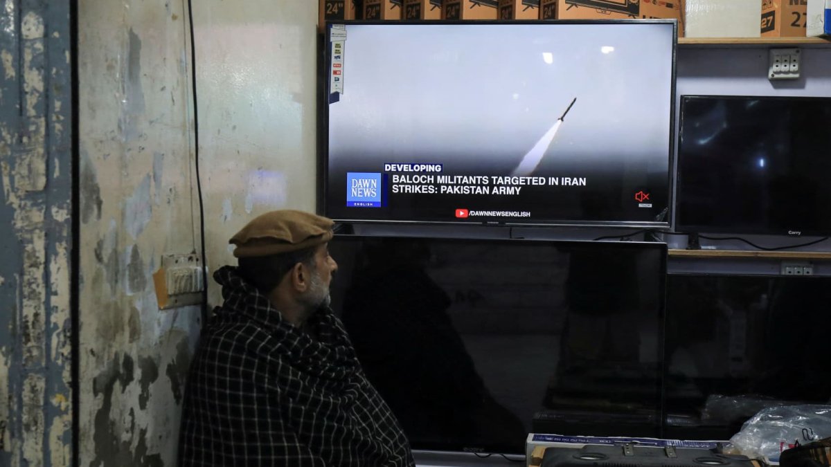 Iran's 'brazen' strikes around the Middle East send a message to Israel and the U.S., analysts say – NBC Chicago - Vimarsana News