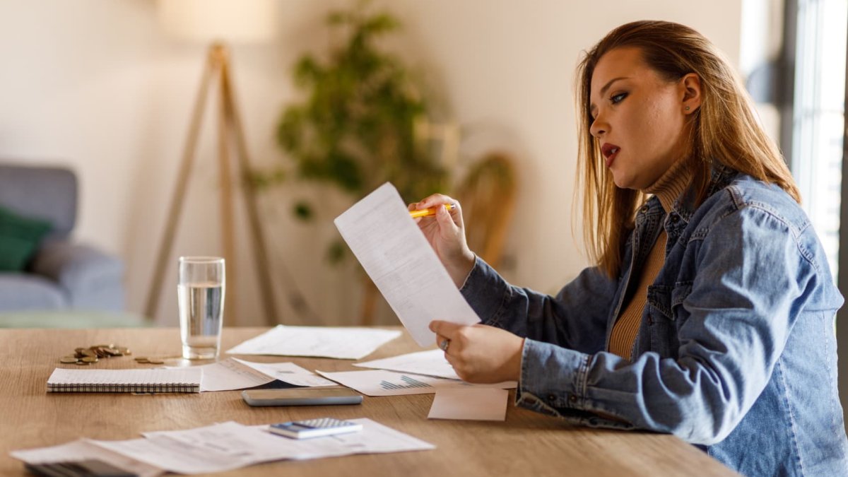Workers are paying to get part of their paychecks early – NBC Chicago - Vimarsana News