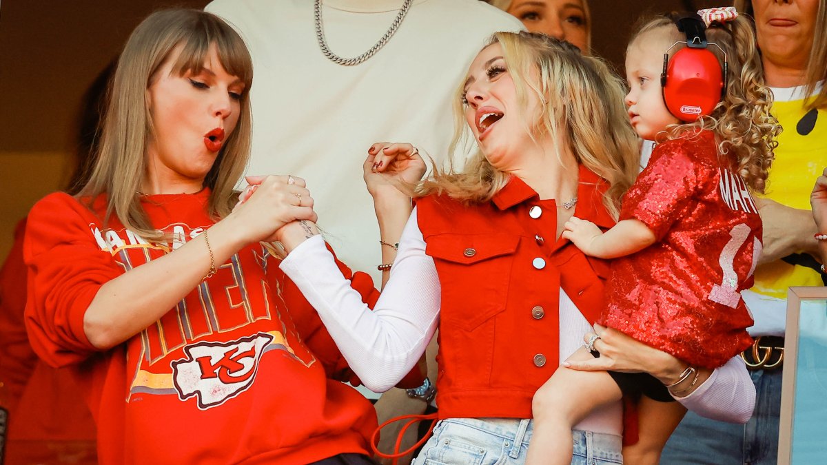 Taylor Swift and Brittany Mahomes twin in custom Chiefs jackets – NBC Chicago - Vimarsana News