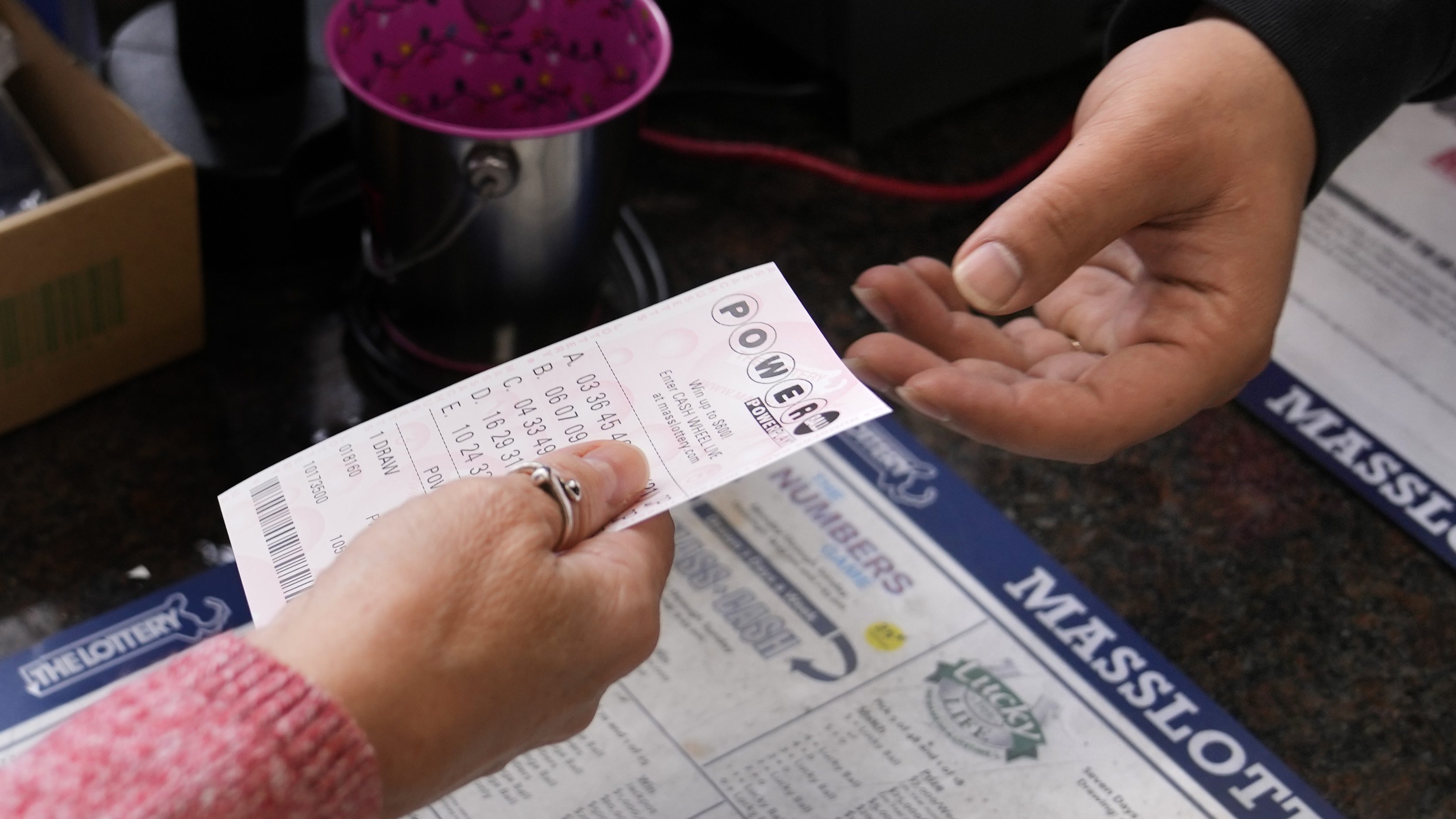 Ticket sold in Michigan wins $842 million Powerball jackpot in 1st drawing  of 2024 - Good Morning America