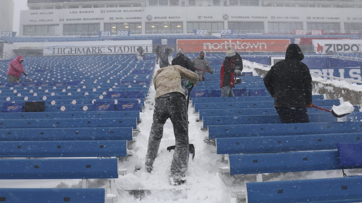 Shirtless Buffalo Bills Fan Helps Shovel Snow At Highmark Stadium Viral Video Shows Nbc Chicago 1871