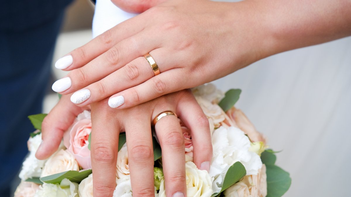Going to a wedding this summer? Heres what experts suggest spending on gifts