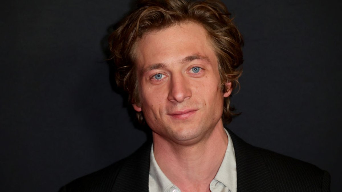 See a 'Bear'-ly clothed Jeremy Allen White in new Calvin Klein campaign –  NBC Chicago