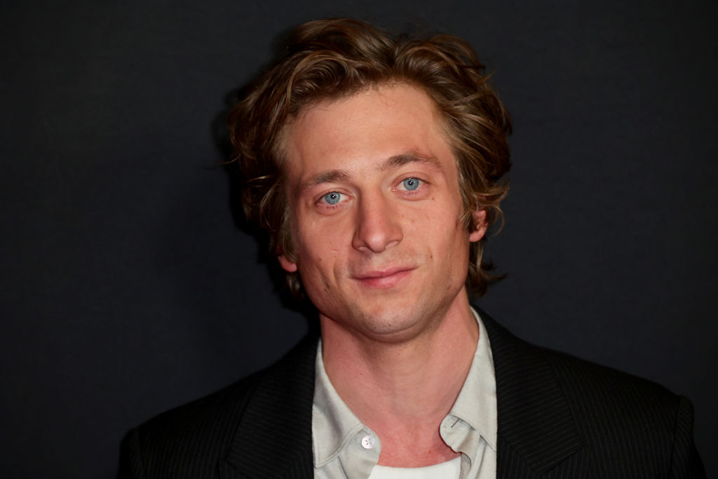 See a 'Bear'-ly clothed Jeremy Allen White in new Calvin Klein