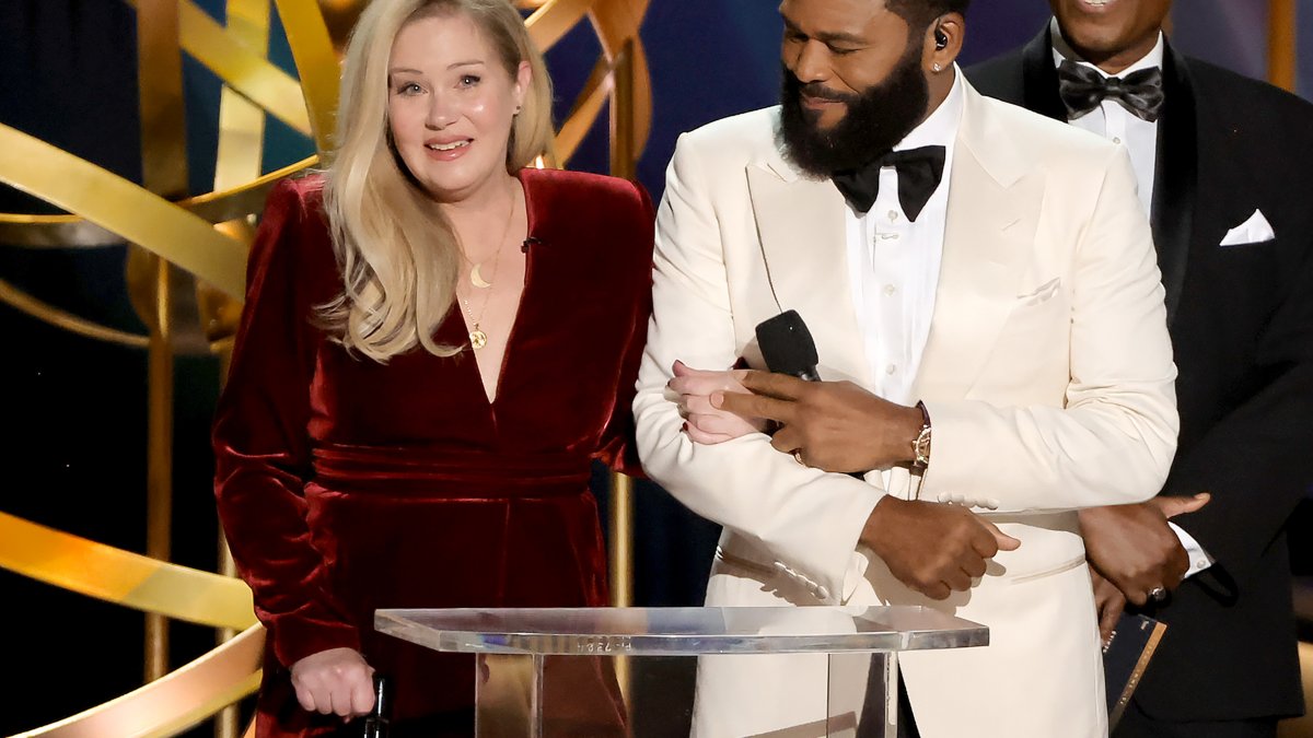 Christina Applegate gets standing ovation at the Emmys – NBC Chicago - Vimarsana News