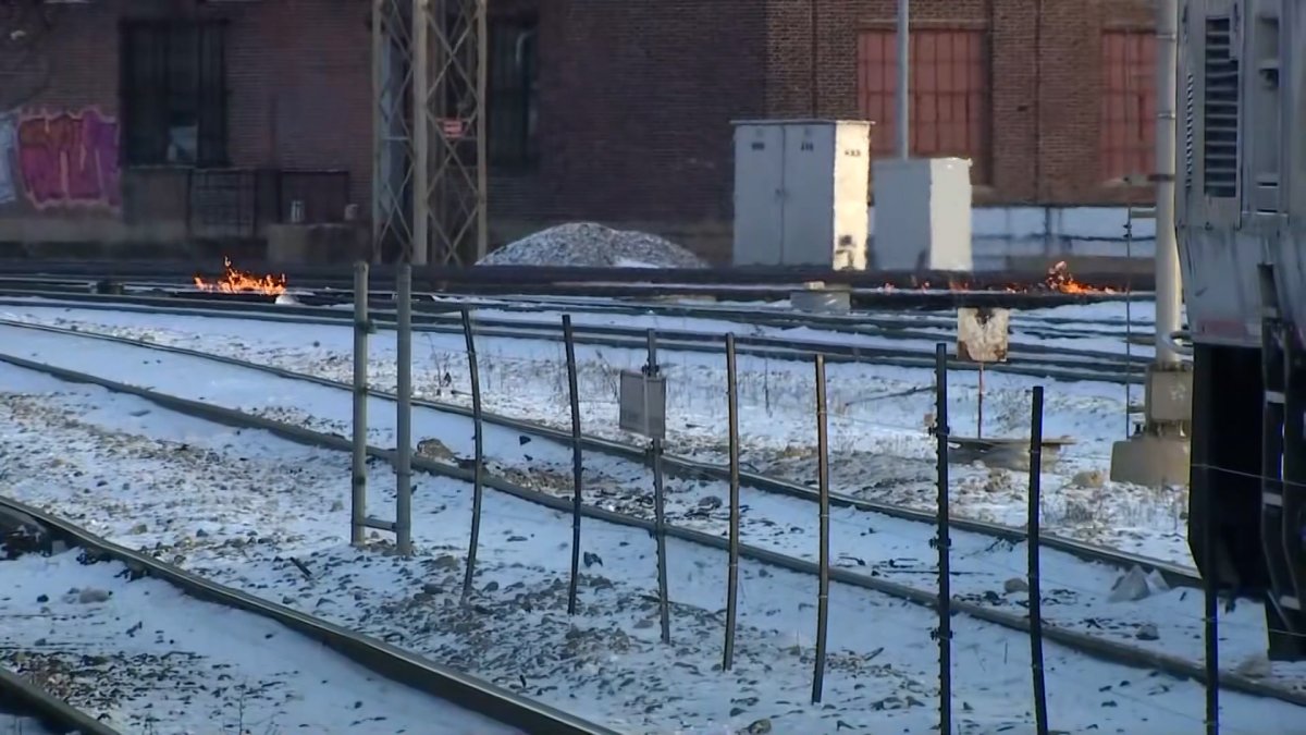Metra工人在寒冷天气中为何在轨道上点火引人注目