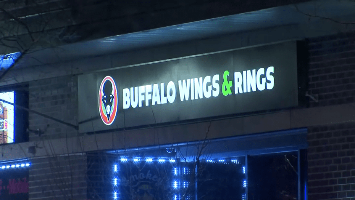 芝加哥警方搜寻在布里奇波特的Buffalo Wings and Rings餐厅内开枪射击男子的枪手
