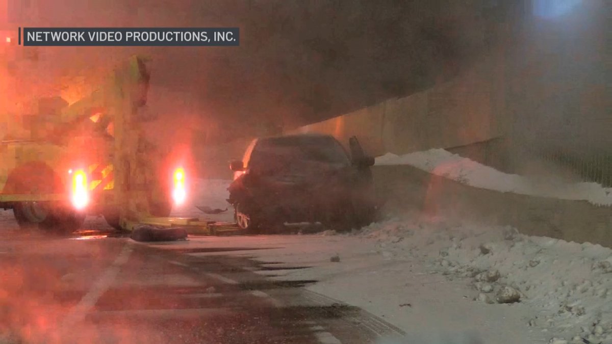 冰雪覆盖的道路导致芝加哥地区出现失控、撞车和卡车打滑事故