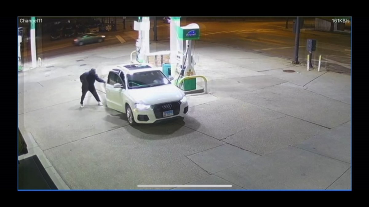 惊人的监控视频记录下了芝加哥加油站一名男子被劫车的瞬间