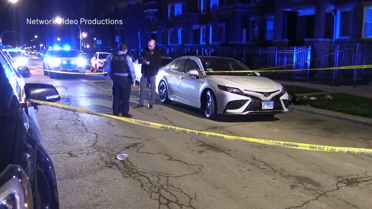 芝加哥顺风车司机在试图抢劫时被枪击，情况危急，警方发出警告