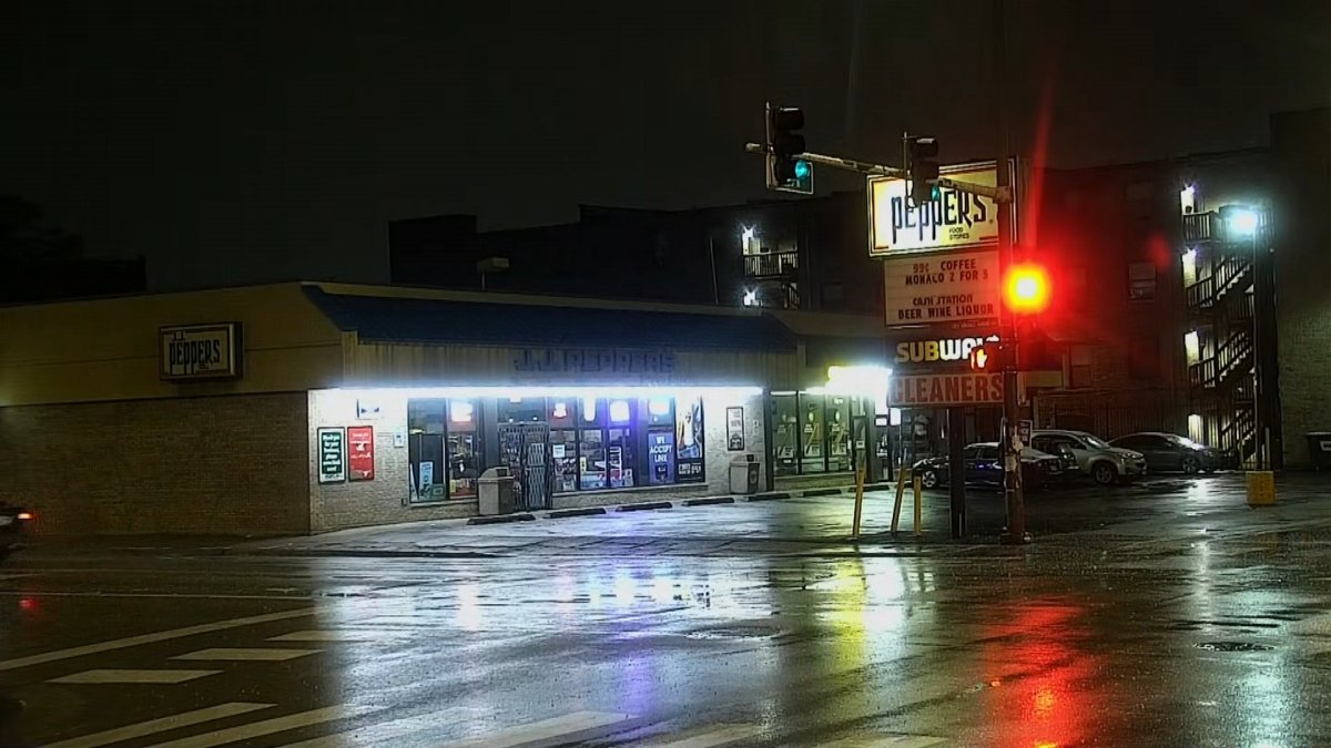 Police Investigating Armed Robberies At Chicago Convenience Stores