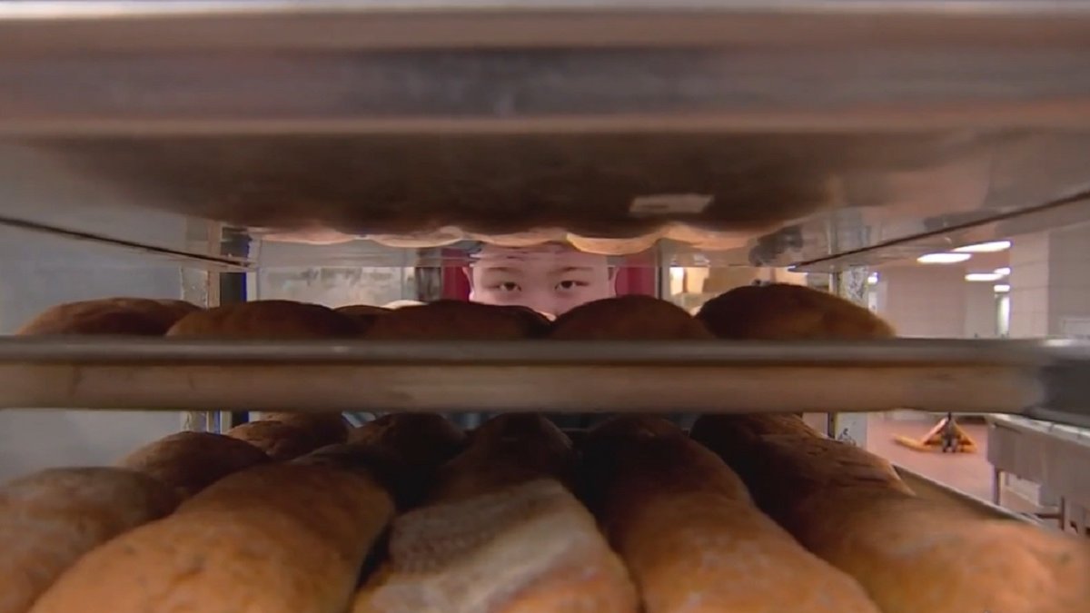 Volunteer organizations team up to feed unhoused migrants during extreme Chicago cold