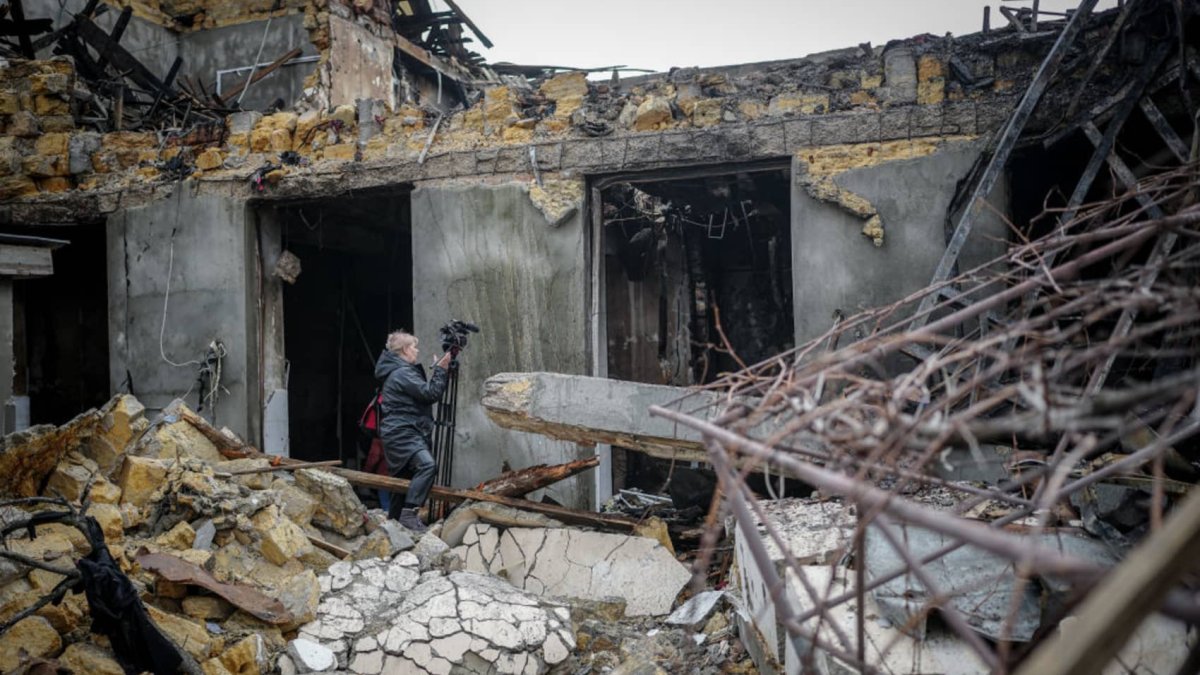 Ukraine war live updates: Russian drone strike kills 3 in Odesa; Zelenskyy says Polish border crisis 'utterly unacceptable' – NBC Chicago - Vimarsana News