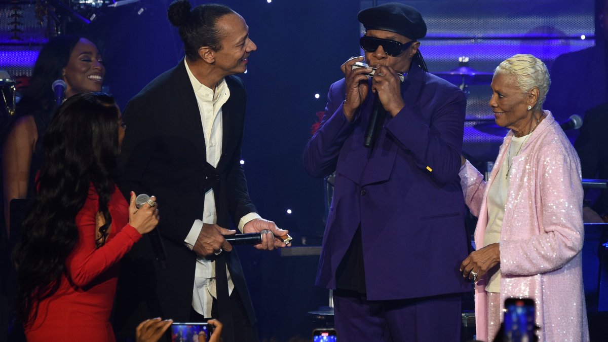 Clive Davis hosts annual pre-Gammy gala – NBC Chicago - Vimarsana News