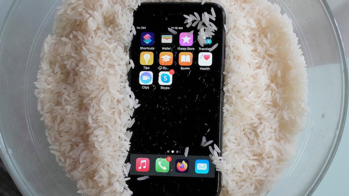 How do I dry out my iPhone or Android if it gets soaked in water? – NBC Chicago - Vimarsana News