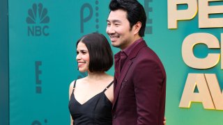 (l-r) America Ferrera and Simu Liu arrive to the 2024 People's Choice Awards