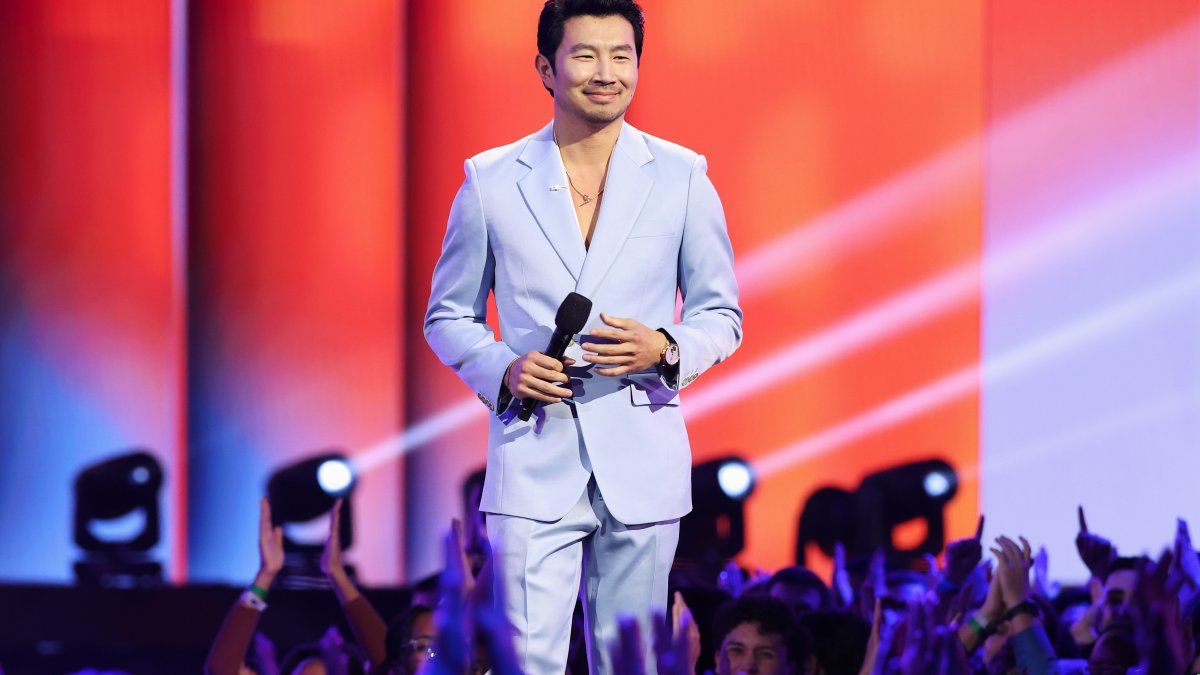 Simu Liu jokes about ozempic in People’s Choice Awards monologue NBC