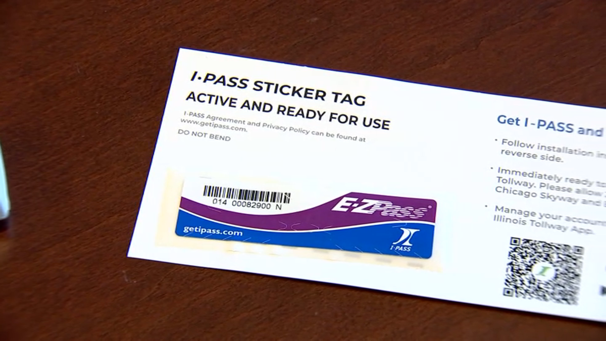 伊利诺伊州收费公路公司在芝加哥车展上发放全新的I-PASS贴纸标签
