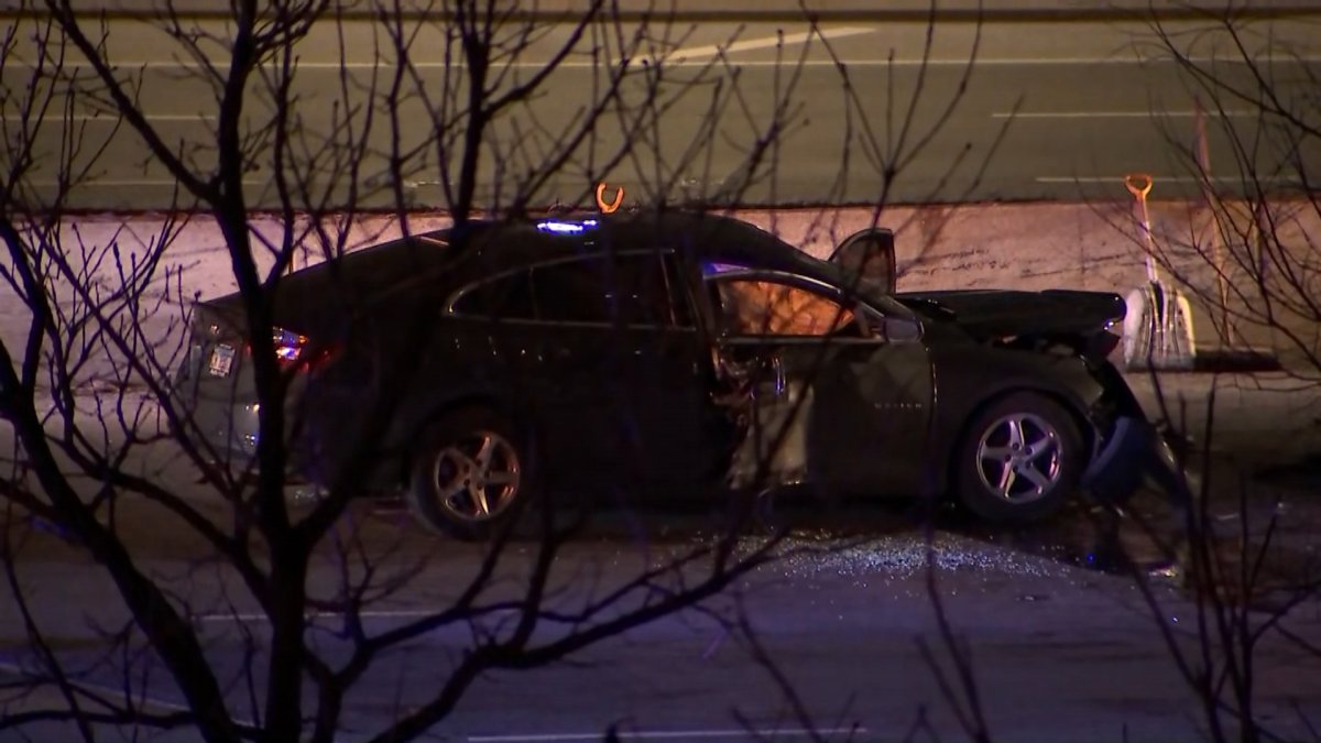 芝加哥杜萨布尔湖岸大道的逆行撞车事件导致一名驾驶员受伤；另一名驾驶员逃离现场