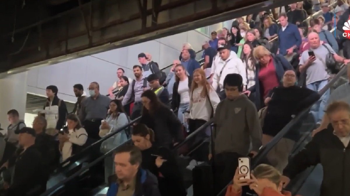 Video shows people taking shelter at O’Hare during tornado warning ...