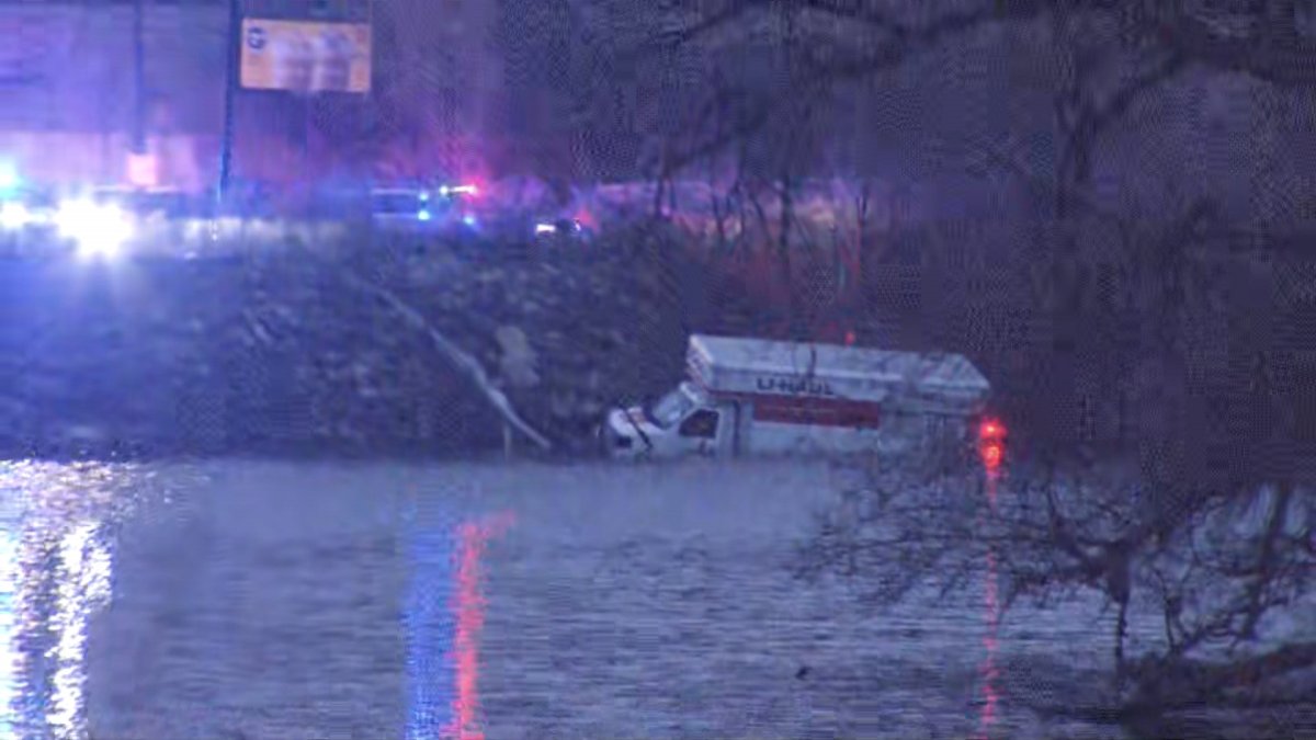芝加哥U-Haul卡车坠入小卡卢梅特河，街道封闭