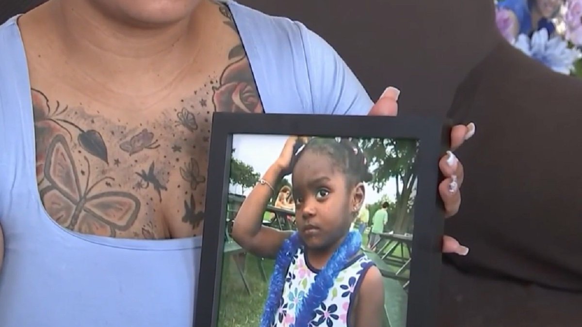 Waukegan mom mourning life of 10-year-old daughter who died by suicide - Vimarsana News